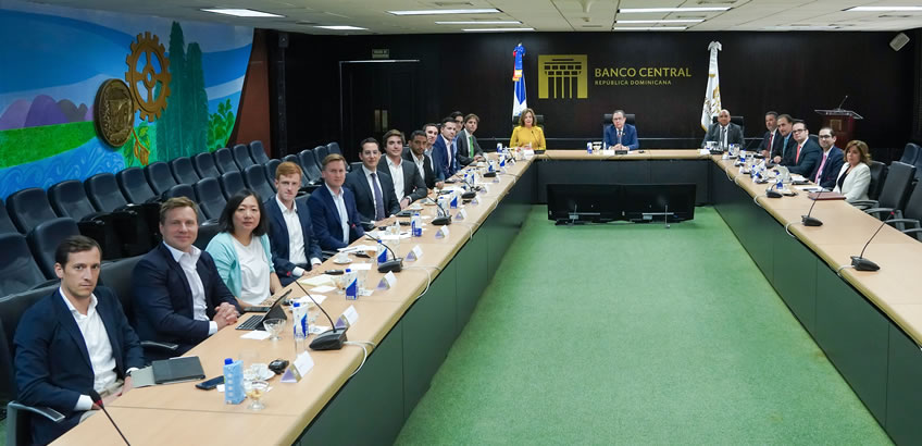 Valdez Albizu se reúne con inversionistas internacionales interesados en el desempeño de la economía dominicana